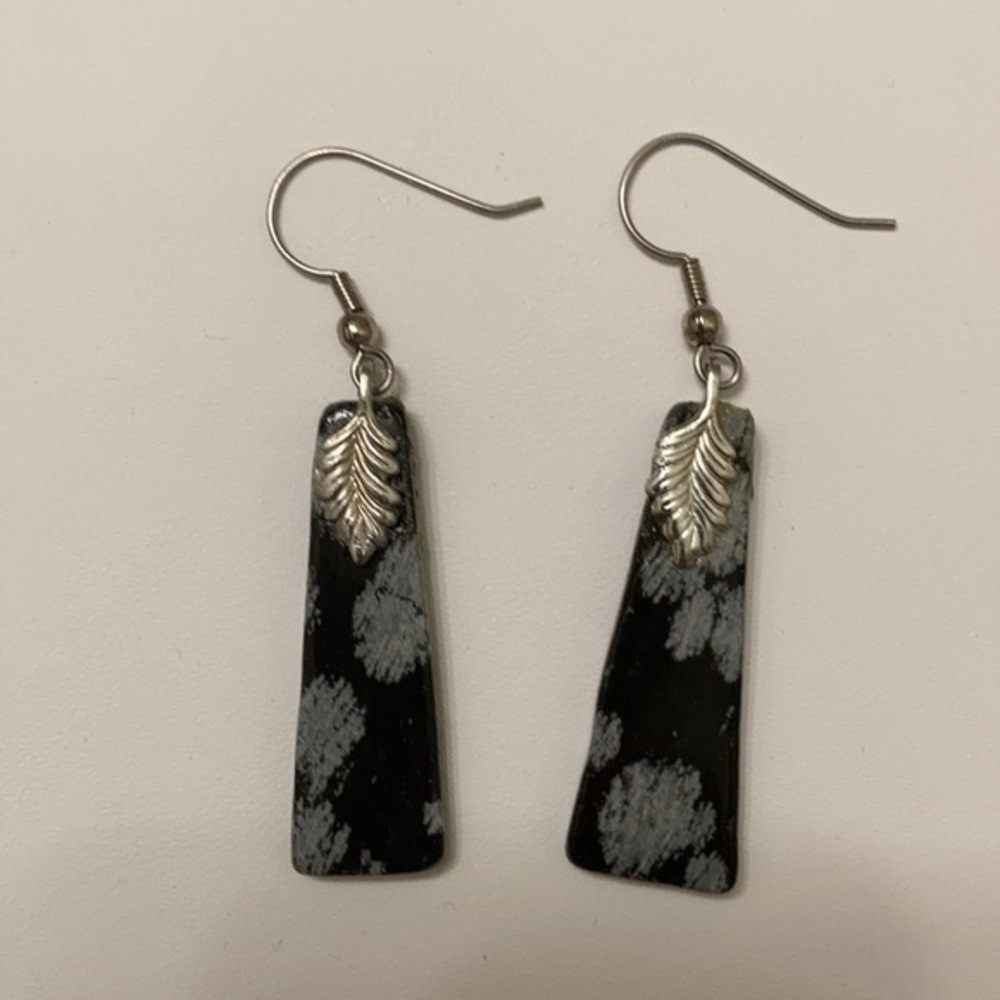 Black/gray earrings w/feather detail
